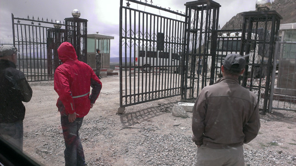 Taken photos at the Chinese borders is prohibited but I managed to snap one. A big gate to a big country.