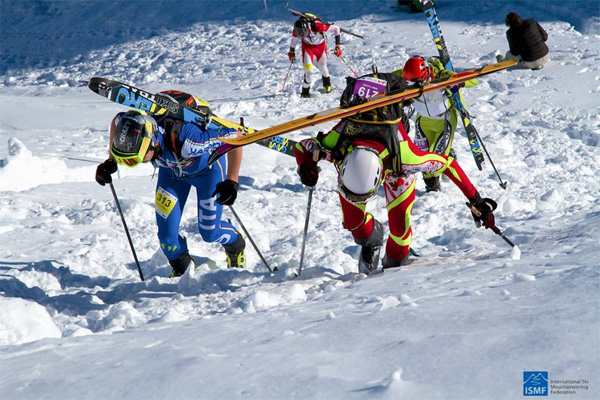 Oliver Bibby (red-yellow uniform) doing some passing up a boot-pack. Photo by ISMF.