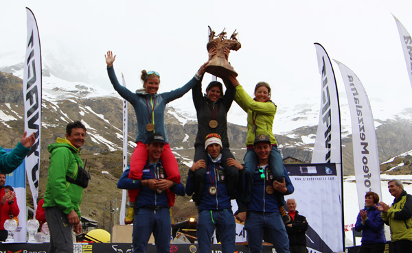 The women's and men's winning teams of the 2015 Mezzalama during the awards in Cervinia.