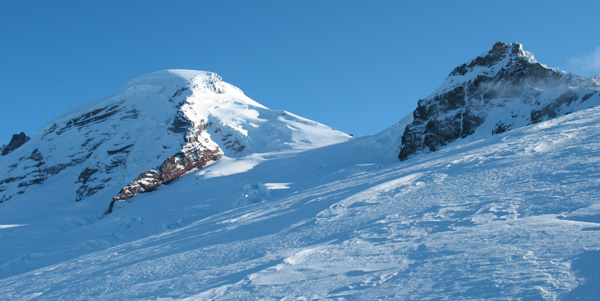 Our early season ski attempt on Mount Baker (3,285 m), or Kulshan in native, couple of years ago didn't very well - unexpected frigid temperatures, wind-scoured glacier, and short day light had us turn around 400m below summit. 