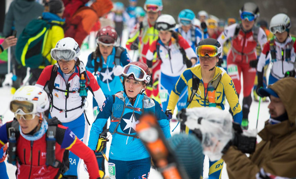 Jessie Young (with a star on her chest) fighting for a good position briefly after the start with Janelle Smiley just behind her. Photo Mark Smiley - the famous mountain guide.